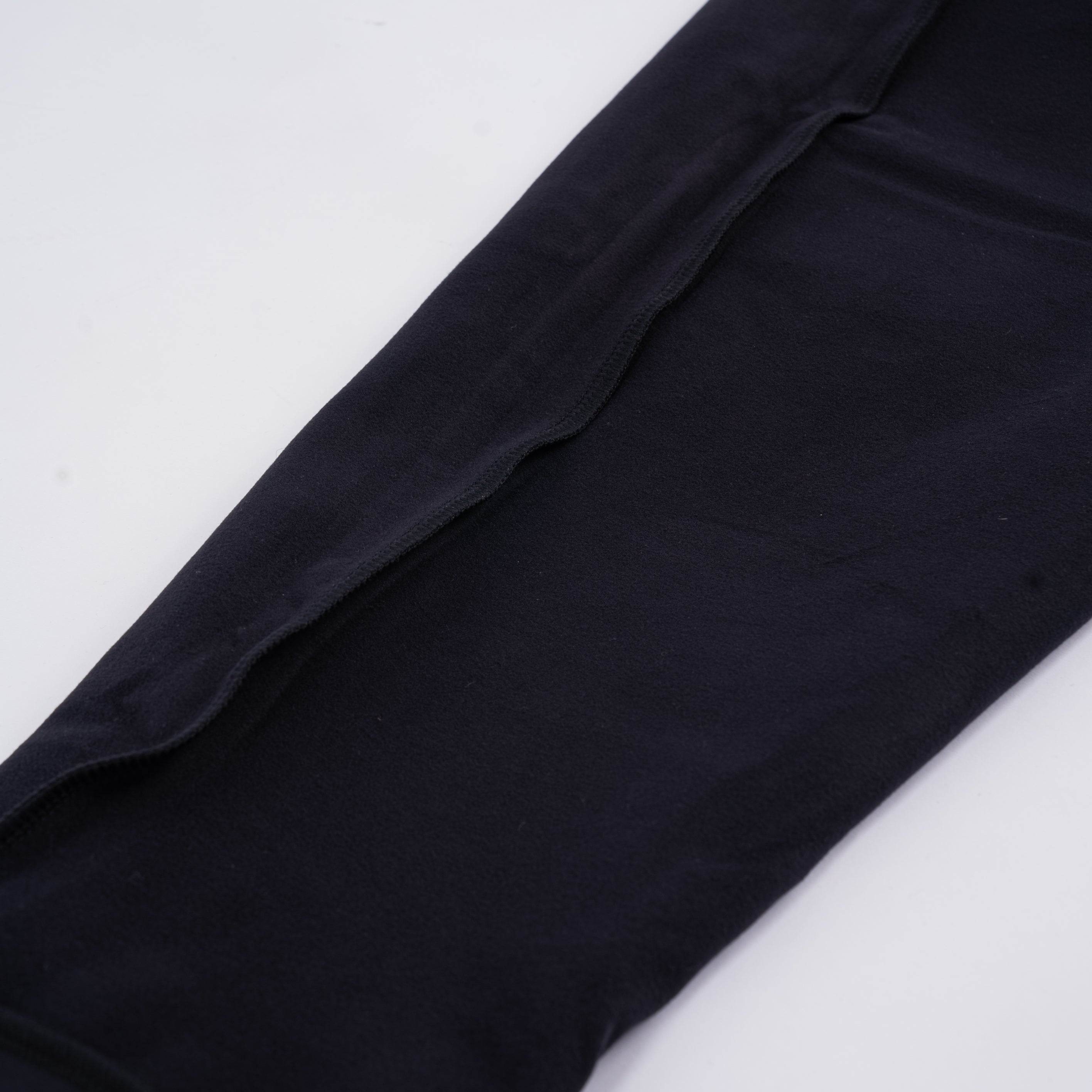 Close-up of inside leg seams on the a7-us.mombra 360Go 1Z Joggers – Stealth, highlighting reinforced stitching for durability and flexibility during training.