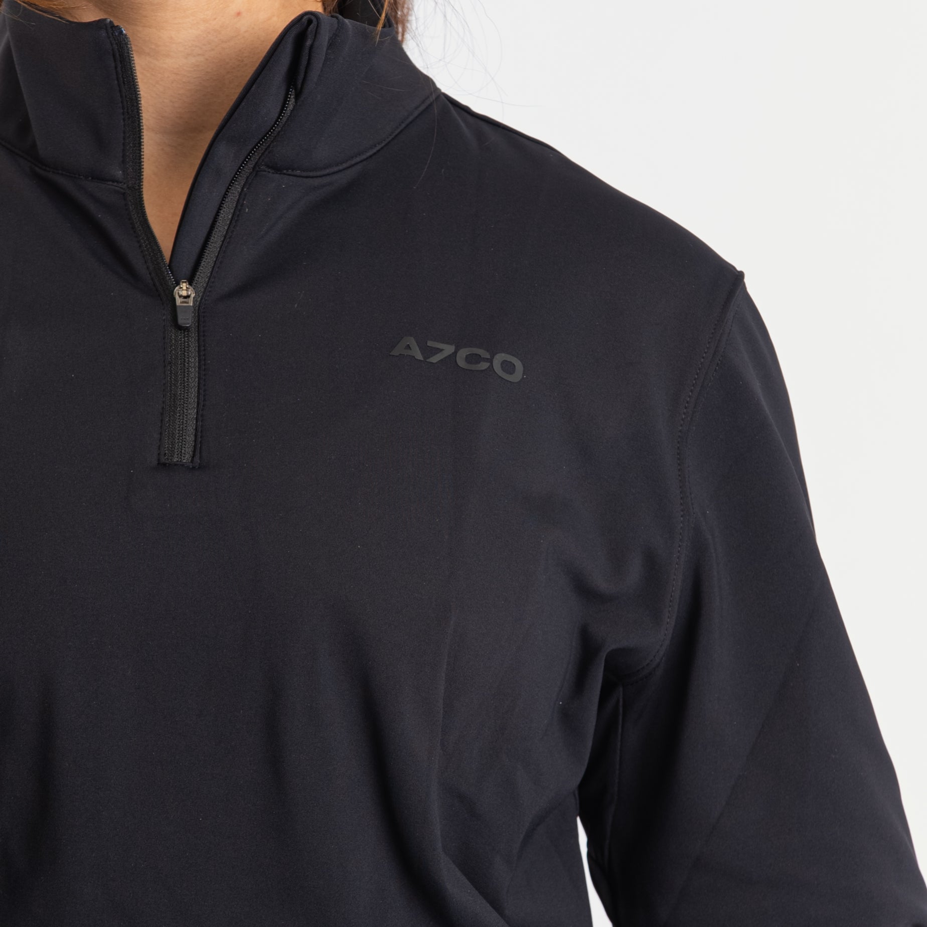 Close-up of the soft 4-way-stretch fabric of the a7-us.mombra Quarter Zip Jacket in Stealth, emphasizing comfort and flexibility