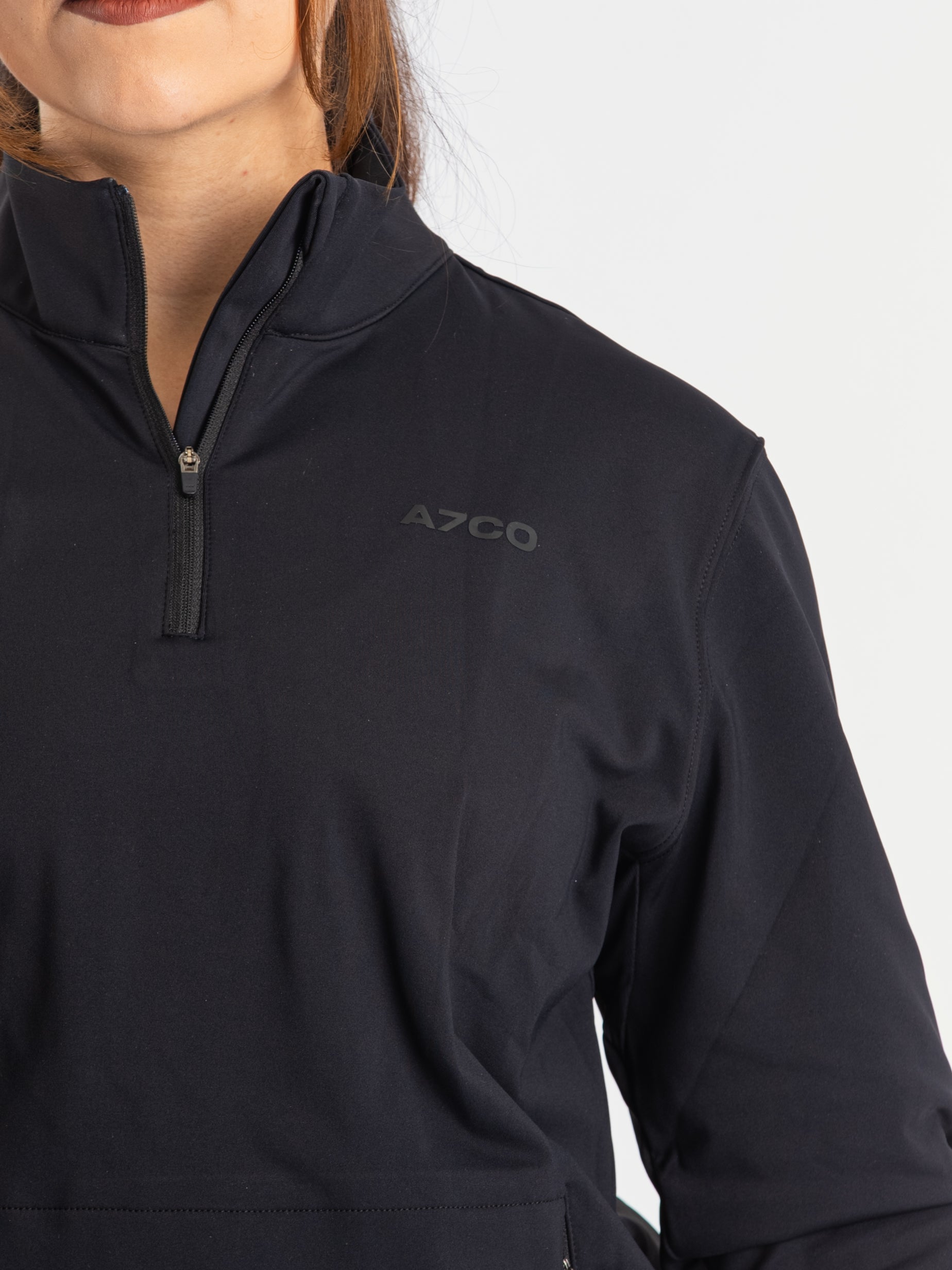 Close-up of the soft 4-way-stretch fabric of the a7-us.mombra Quarter Zip Jacket in Stealth, emphasizing comfort and flexibility